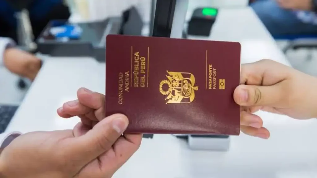 Passaporte em maos de duas pessoas