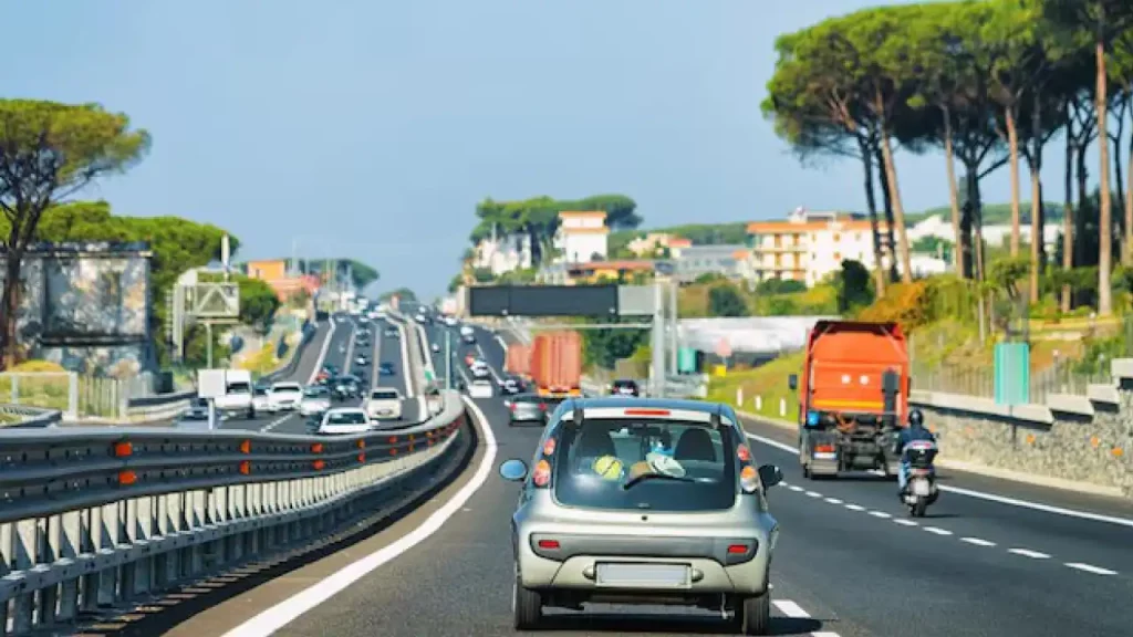 Estrada na Itália com carros e caminhões