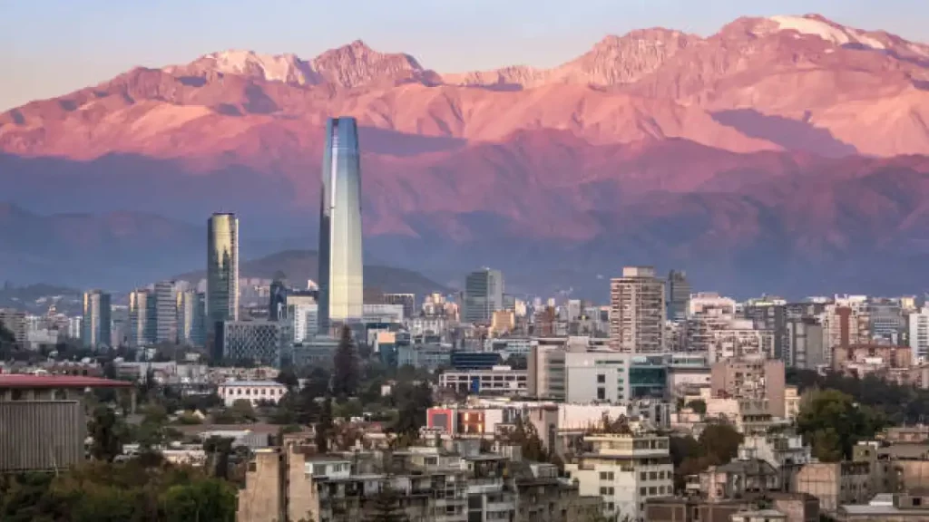 Vista panorâmica de Santiago com a Cordilheira dos Andes ao fundo