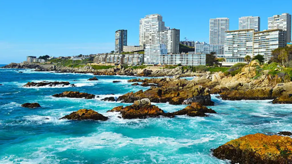 Vista da orla de Viña del Mar com prédios modernos e o mar