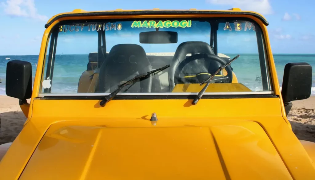 Buggy amarelo pronto para um passeio turístico pelas praias de Maragogi.