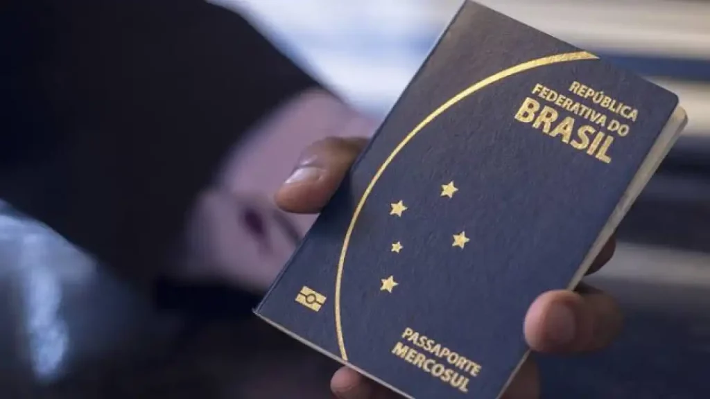 Pessoa segurando um passaporte brasileiro, pronta para viajar internacionalmente