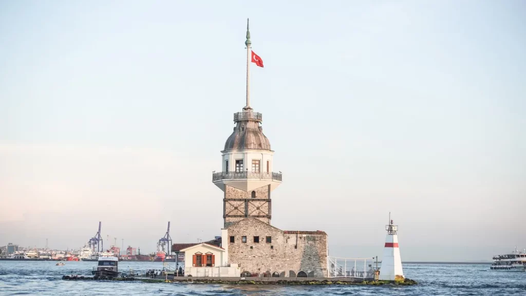 Torre da Donzela na costa de Istambul, Turquia, com o mar ao redor e um céu claro