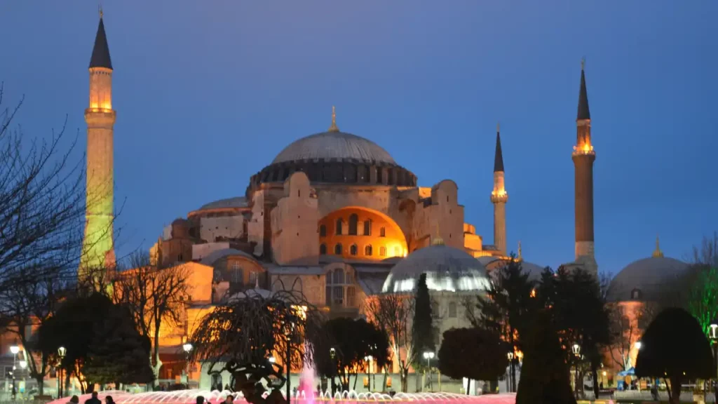 A grandiosidade da Hagia Sophia iluminada à noite