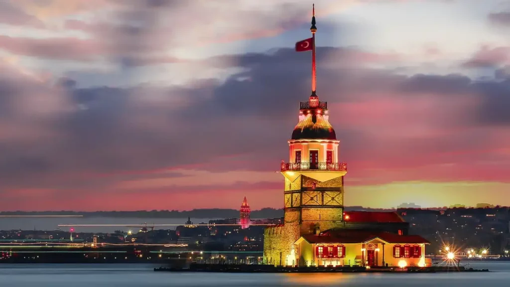 O pôr do sol mágico na Torre da Donzela em Istambul