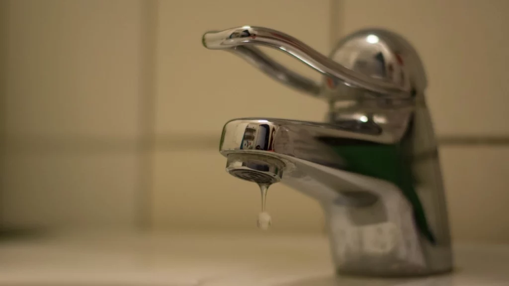 Grifo de agua goteando. Representa la advertencia de no beber agua de la llave en Cancún para evitar problemas estomacales.