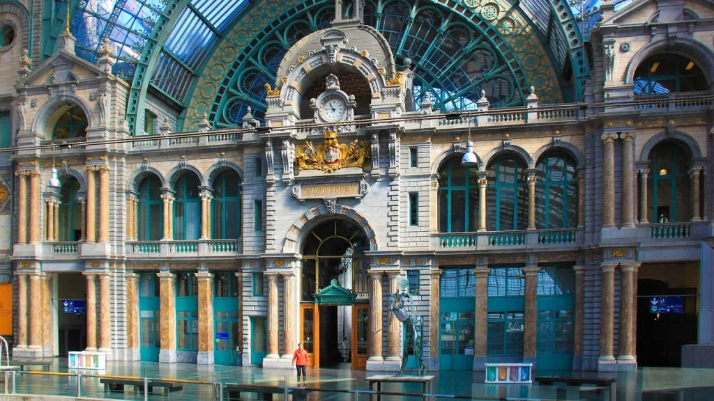 A magnífica fachada da histórica estação de trem Antwerpen-Centraal, um dos principais pontos turísticos de Antuérpia, Bélgica.