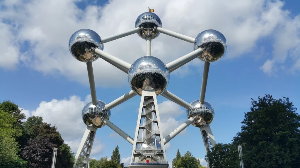 O imponente Atomium, um marco arquitetônico de Bruxelas e uma das principais atrações turísticas da cidade, representando a estrutura de um átomo.