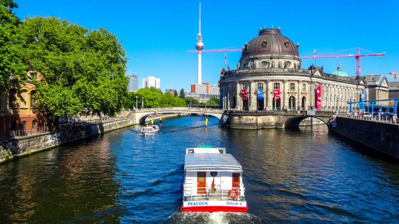 A icônica Ilha dos Museus em Berlim, com o Bode Museum e o Rio Spree, em um belo dia de céu azul.