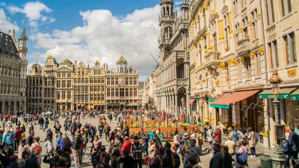 A icônica Grand Place, o coração de Bruxelas, cercada por impressionantes edifícios históricos e uma das praças mais bonitas do mundo.