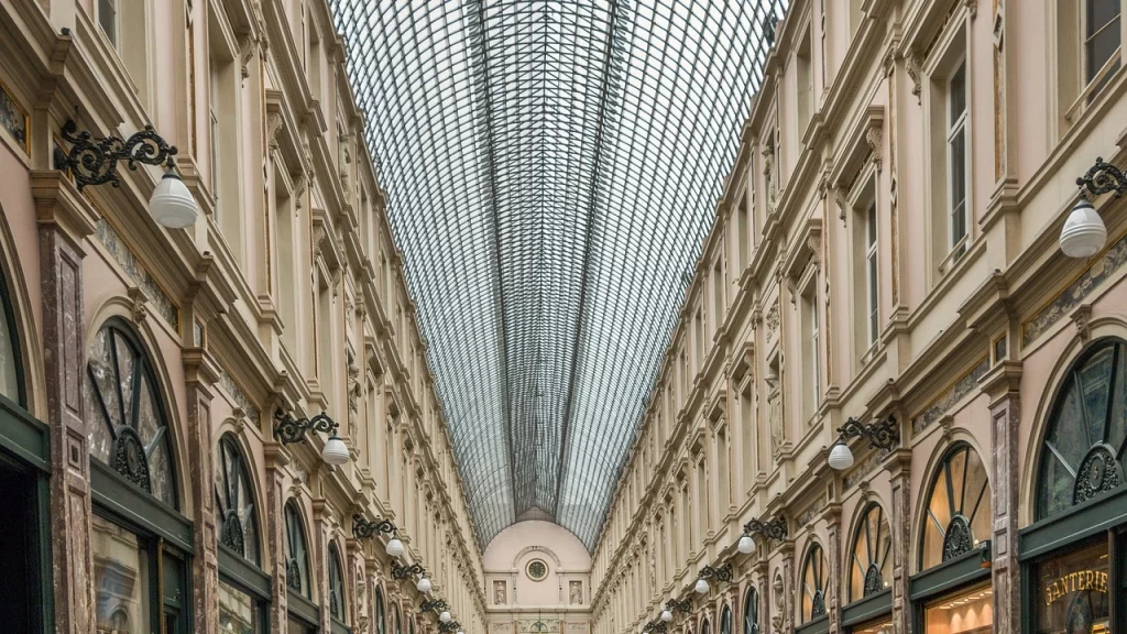 Interior das elegantes Galerias Reais Saint-Hubert em Bruxelas, uma das galerias comerciais mais antigas e luxuosas da Europa.