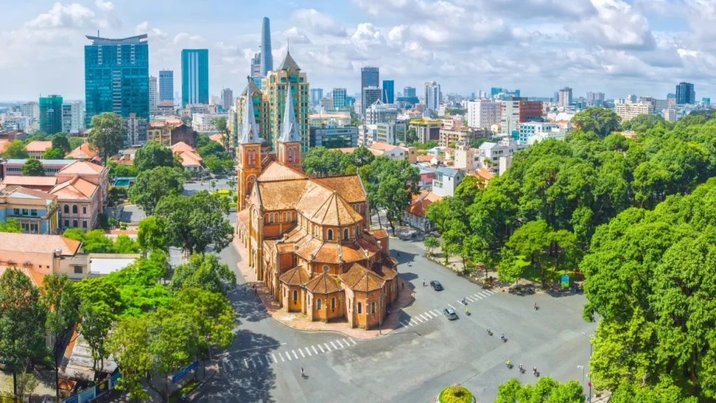 A Catedral de Notre Dame em Saigon, cercada pela vibrante paisagem urbana de Ho Chi Minh City, Vietnã.