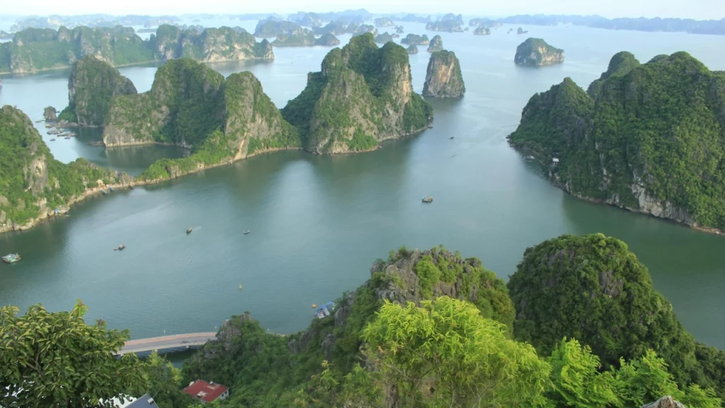 Vista aérea deslumbrante da Baía de Ha Long no Vietnã, com suas icônicas formações rochosas emergindo do mar esmeralda