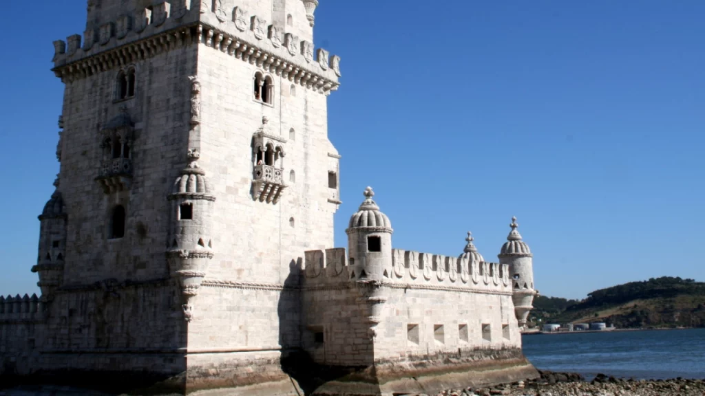 Torre de Belém, um monumento histórico em Lisboa, Portugal, à beira do rio Tejo em um dia de céu claro.