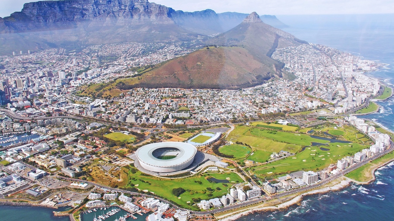 Vista aérea da Cidade do Cabo, na África do Sul, com o estádio, a costa e a icônica Table Mountain ao fundo.