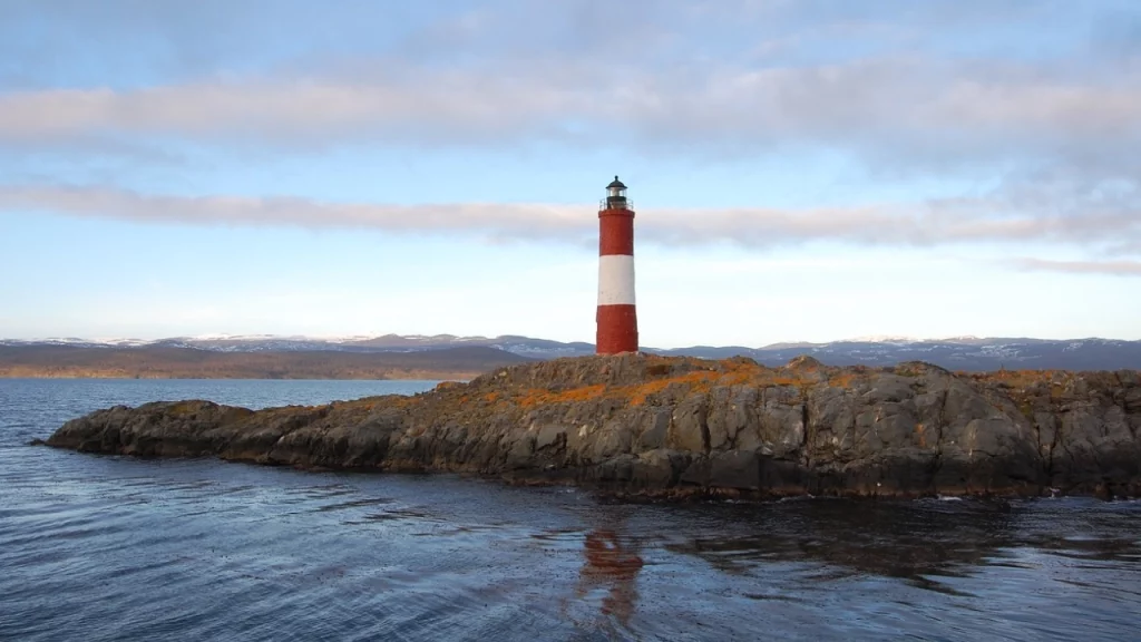 O icônico Farol Les Éclaireurs, localizado no Canal de Beagle, em Ushuaia, conhecido como "o fim do mundo".