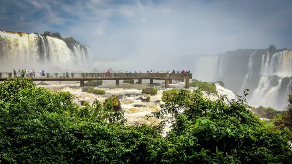 As poderosas quedas das Cataratas do Iguaçu, vistas do lado argentino, rodeadas por uma exuberante floresta tropical.