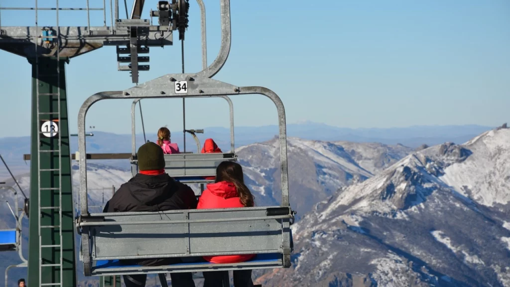 Turistas em um teleférico no Cerro Catedral.