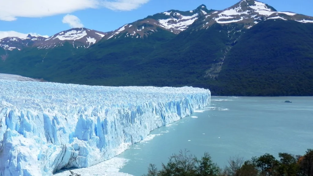 O impressionante Glaciar Perito Moreno, uma das principais atrações da Patagônia Argentina, com suas imponentes paredes de gelo azul.