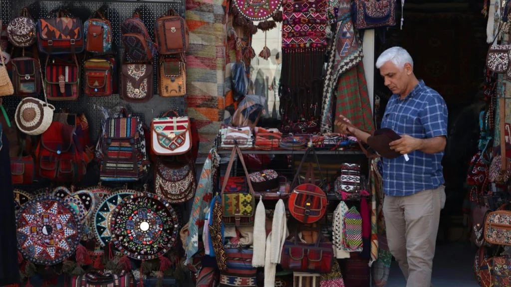 Mercado tradicional na Turquia com artigos de couro, tapetes e artesanatos coloridos à venda.