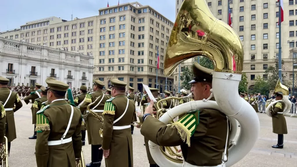 Cerimônia de Troca da Guarda no Palácio de La Moneda, com banda militar uniformizada em frente ao edifício do governo chileno em Santiago.