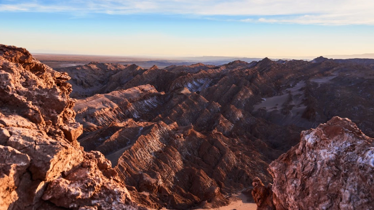 As impressionantes formações rochosas do Valle de la Luna no Deserto do Atacama, lembrando paisagens de outro planeta.
