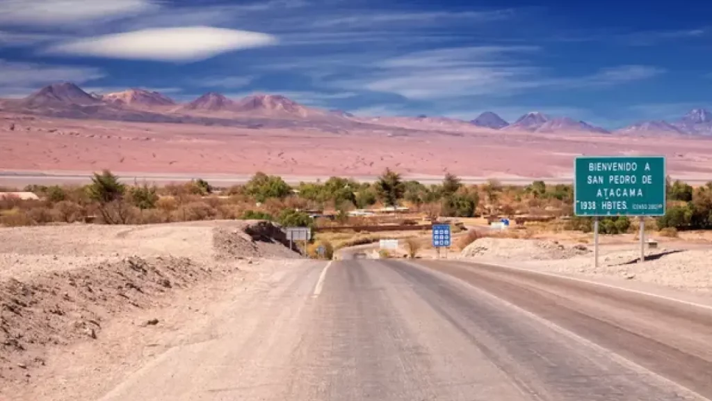 A entrada para San Pedro de Atacama, localizada no coração do deserto mais seco do mundo, com as montanhas ao fundo.