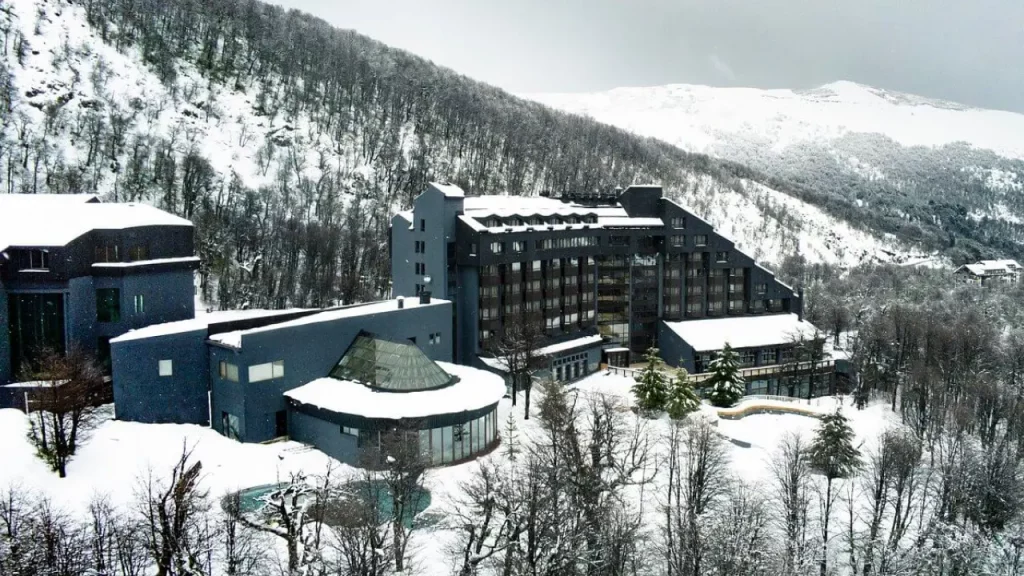 Hotel Termas de Chillán cercado por floresta nevada e montanhas, no sul do Chile.