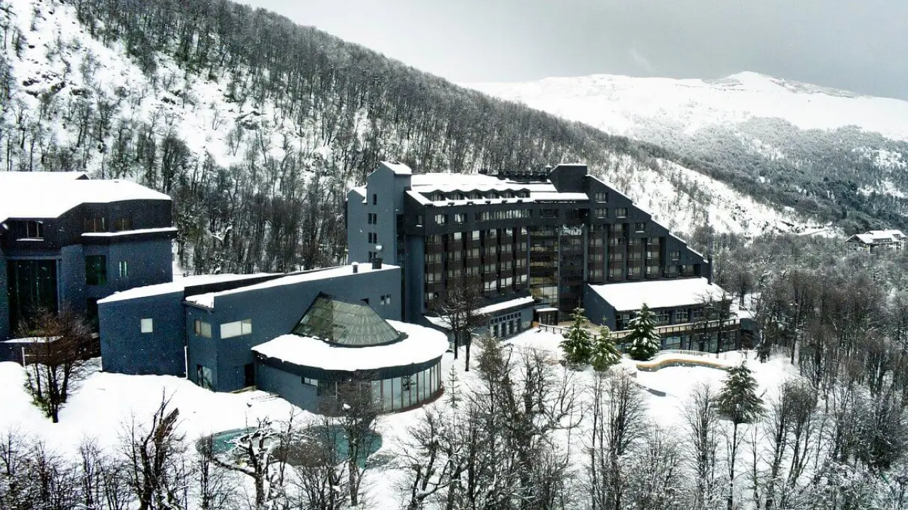 Hotel Termas de Chillán cercado por floresta nevada e montanhas, no sul do Chile.