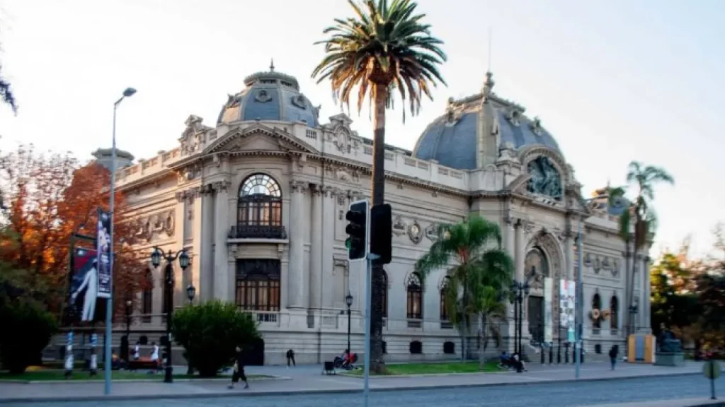 Fachada clássica do Museu Nacional de Belas Artes de Santiago com palmeiras e luz suave do final da tarde.