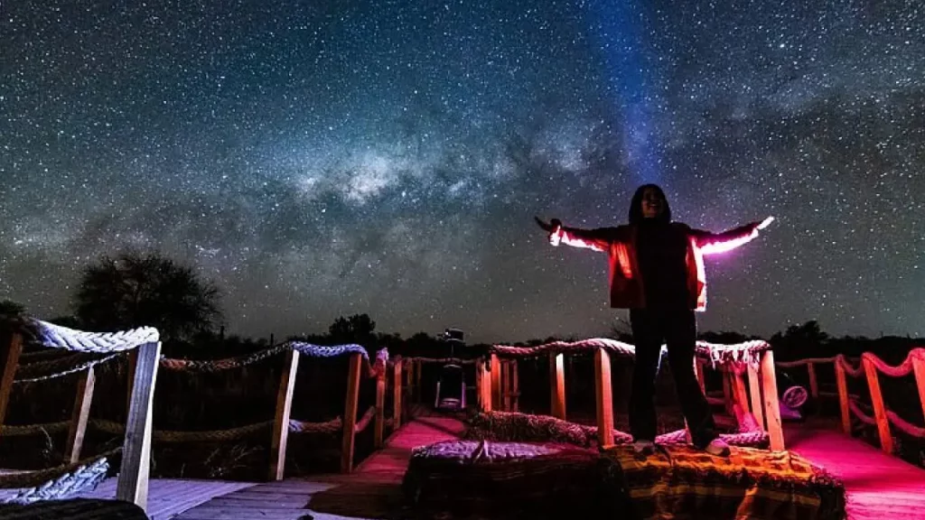 Céu estrelado sobre o deserto do Atacama, um dos melhores locais do mundo para observação astronômica devido à sua altitude e clima seco.
