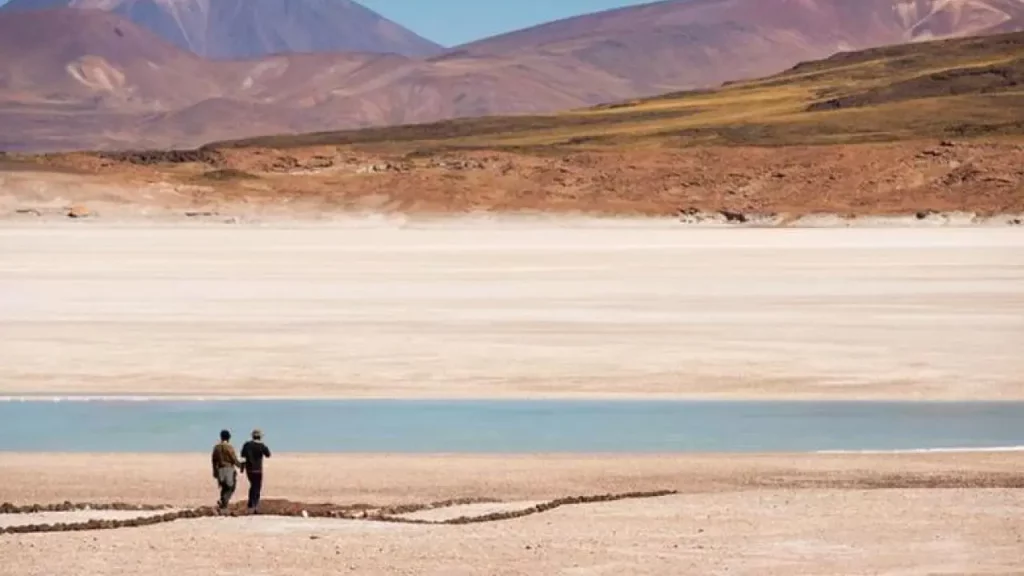 Vista de uma das formações geológicas mais impressionantes do deserto do Atacama, com suas cores e texturas surreais.
