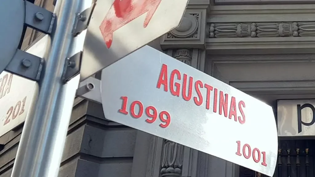 Placa de rua em Santiago do Chile indicando o nome "Agustinas" com os números 1001 e 1099.