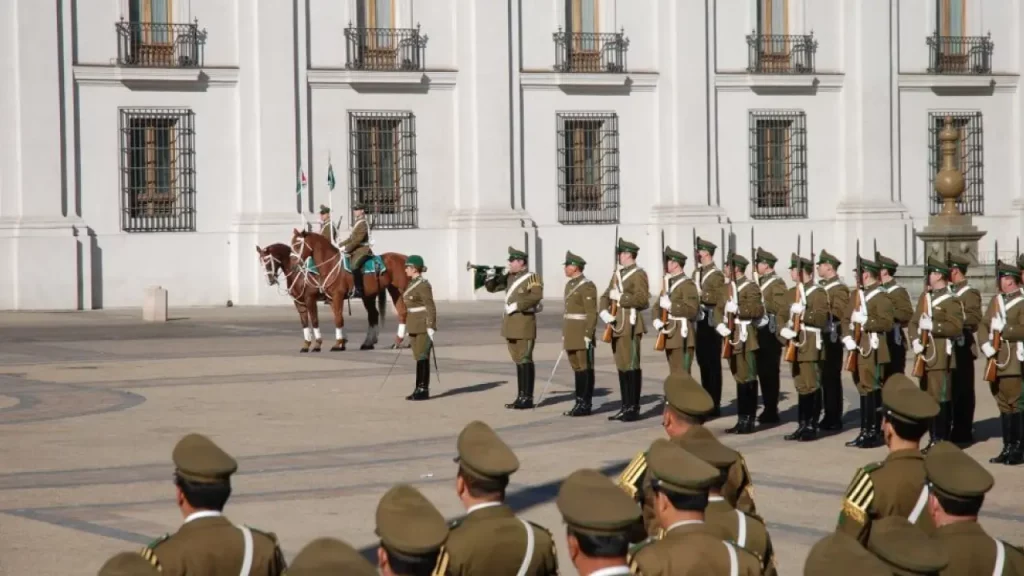 Guarda de honra dos Carabineros em formação diante do Palácio de La Moneda, com cavalaria ao fundo.