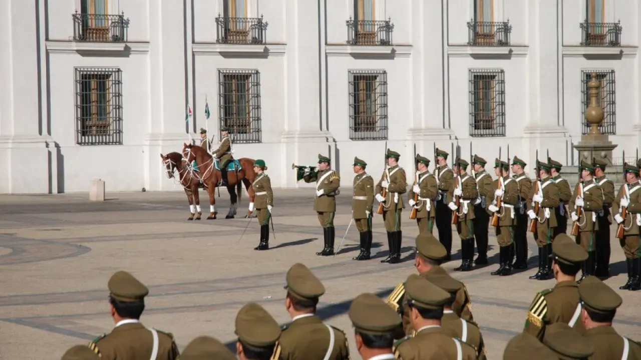 Guarda de honra dos Carabineros em formação diante do Palácio de La Moneda, com cavalaria ao fundo.