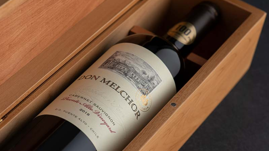 Garrafa de vinho Don Melchor em caixa de madeira para presente.