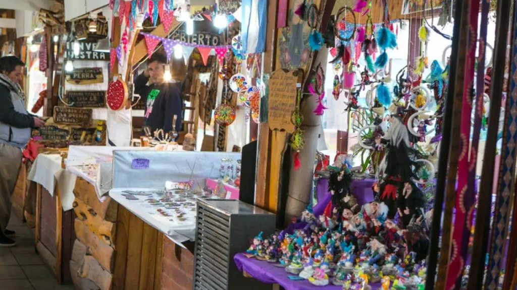 Bancas de artesanato em Bariloche com peças coloridas e souvenirs feitos à mão.
