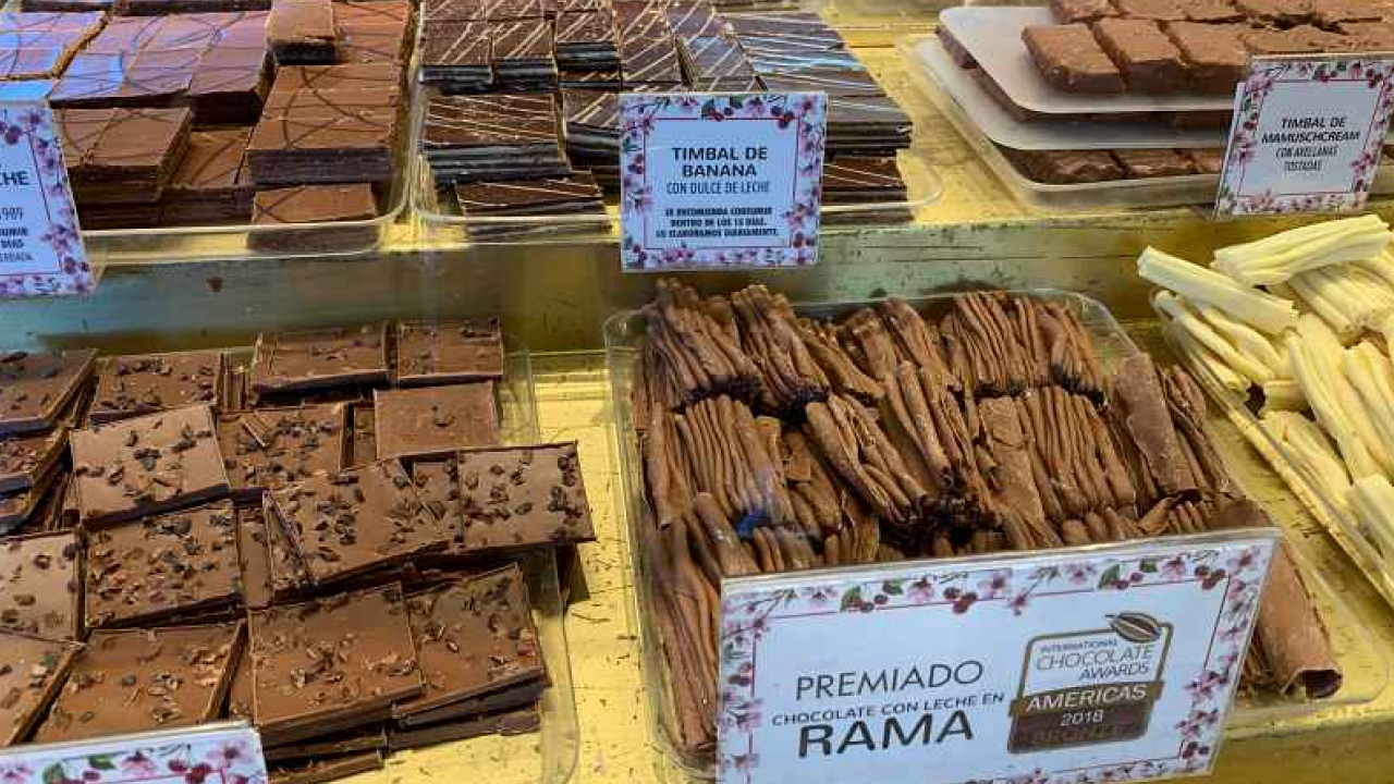 Chocolates artesanais em exposição nas chocolaterias de Bariloche, lembrança irresistível.