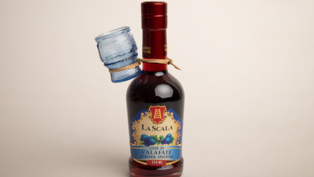 Garrafa de licor de calafate típico da Patagônia, lembrancinha clássica de Bariloche.