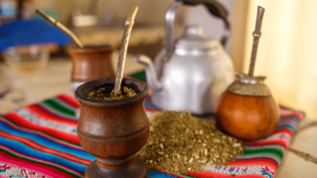 Conjunto de mate com cuias artesanais, tradição argentina encontrada em Bariloche.