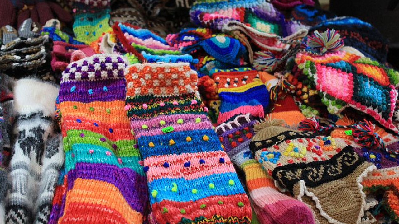 Peças artesanais chilenas coloridas: meias, gorros e têxteis em lã.