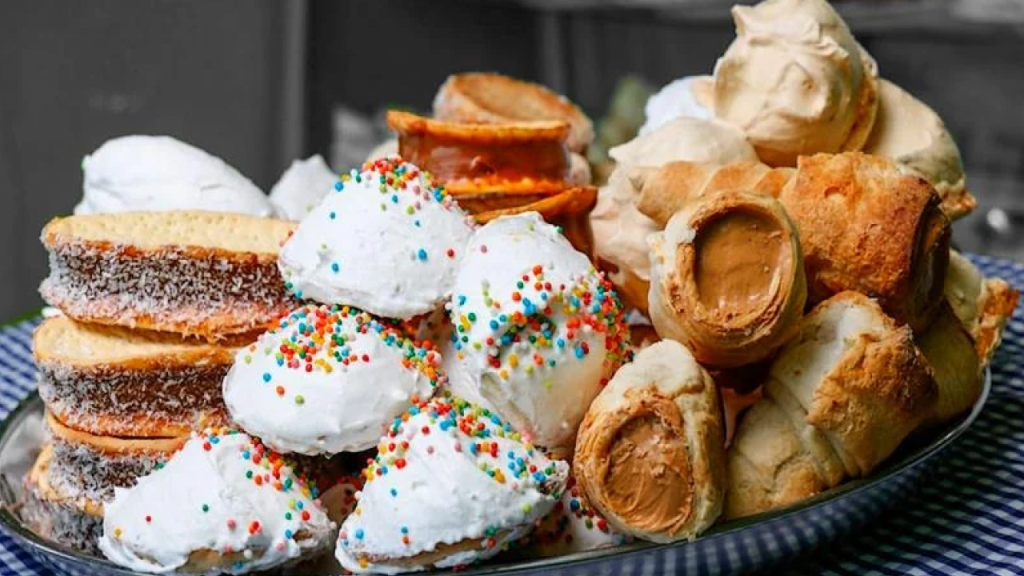 Travessa com doces chilenos: alfajores, merengues e biscoitos.