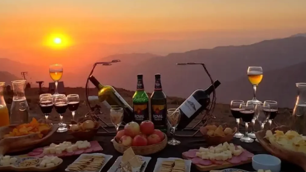 Degustação de vinhos e petiscos ao pôr do sol na Casa Zerando, com vista incrível da Cordilheira dos Andes em Santiago do Chile.