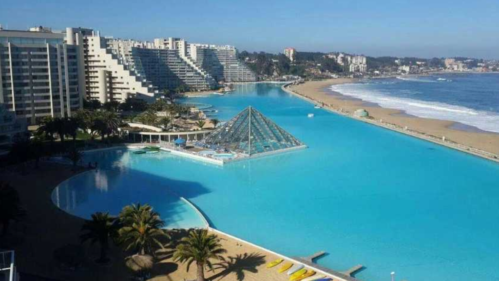 Piscina gigante à beira-mar em Algarrobo, San Alfonso del Mar, destino turístico no litoral do Chile.