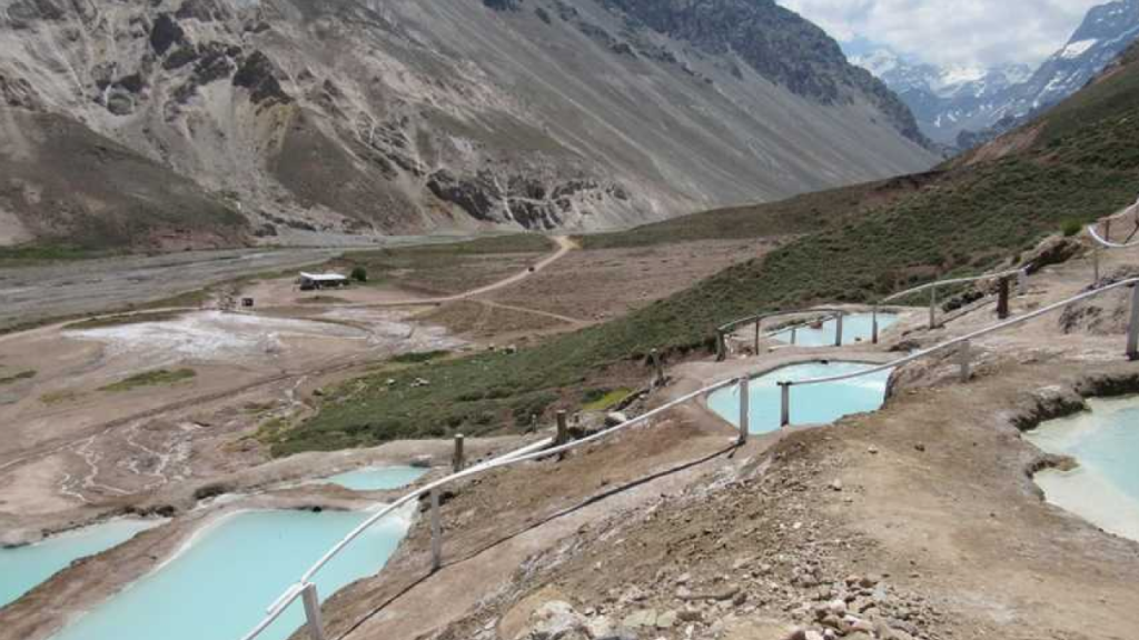 Piscinas termais naturais nas Termas de Colina, cercadas pela Cordilheira dos Andes na primavera chilena.