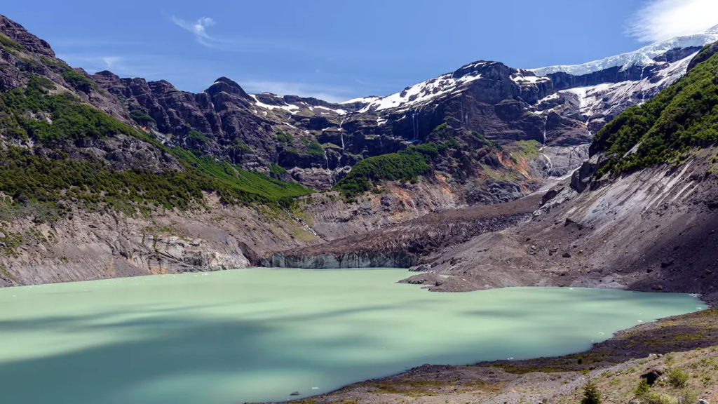 Laguna verde ao pé do Ventisquero Negro, com glaciares e paredões do Cerro Tronador.