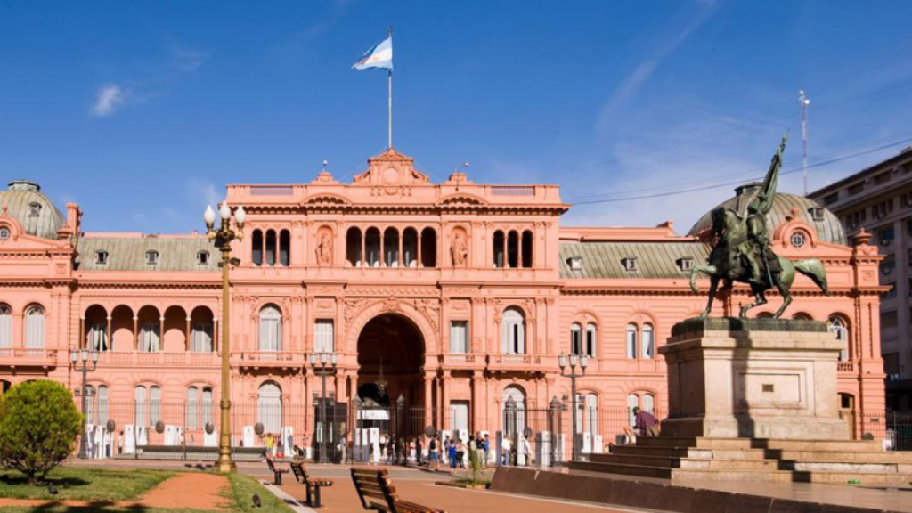 Fachada da Casa Rosada na Plaza de Mayo em Buenos Aires.
