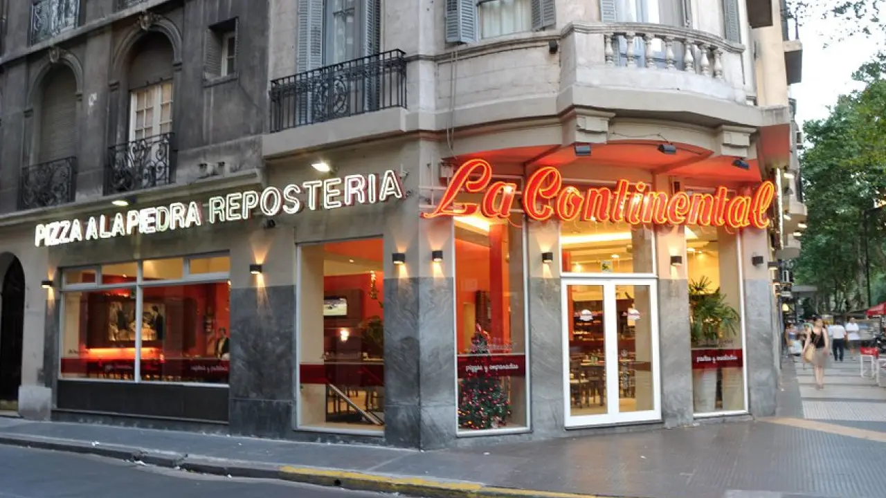 Esquina da La Continental em Buenos Aires com letreiro luminoso vermelho.