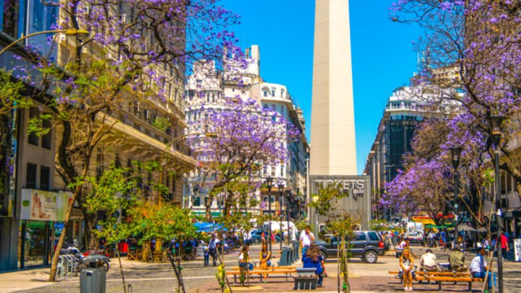 Obelisco de Buenos Aires cercado por jacarandás floridos na primavera.