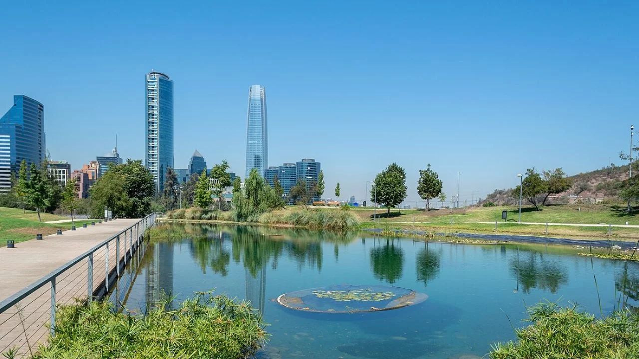 Parque Bicentenário em Santiago do Chile na primavera com lago e arranha-céus ao fundo